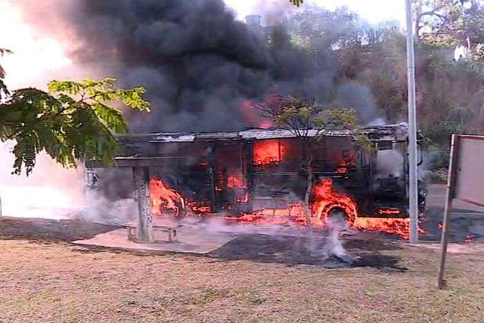 Em menos de 24 horas, seis ônibus são incendiados na Grande Belo Horizonte