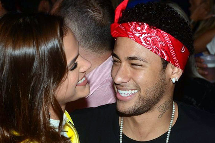 Neymar e Marquezine celebram classificação do Brasil em show sertanejo