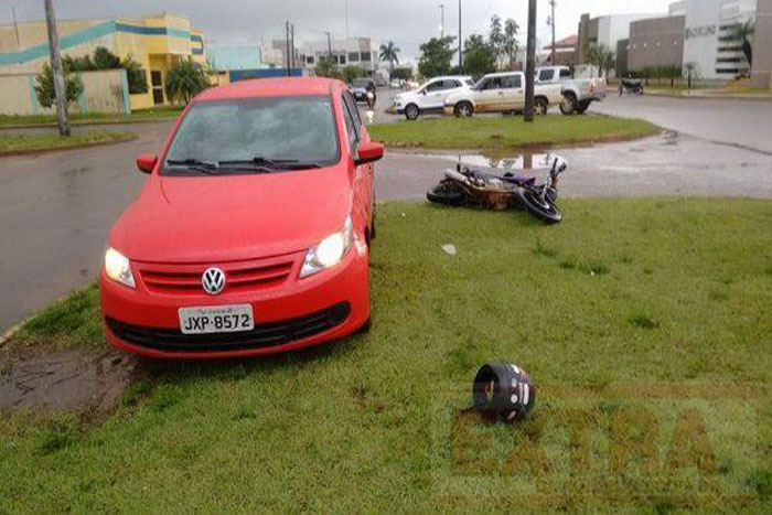 Vilhena - Motoqueiro fica debaixo de carro em acidente 