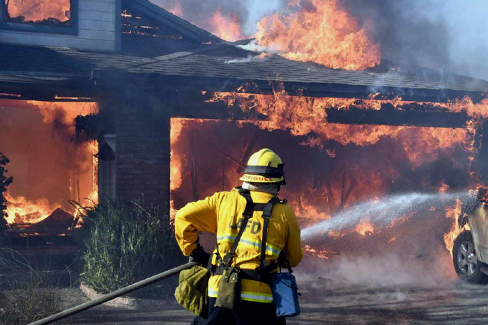 Incêndios chegam a Los Angeles e evacuam 150 mil pessoas