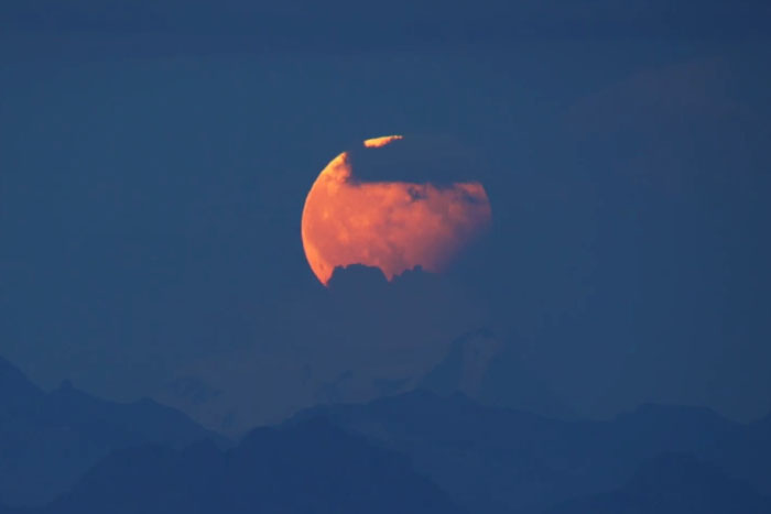Eclipse lunar é visto dos Alpes franceses