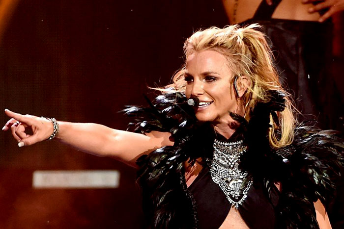 Britney Spears faz topless e 'incendeia' redes sociais