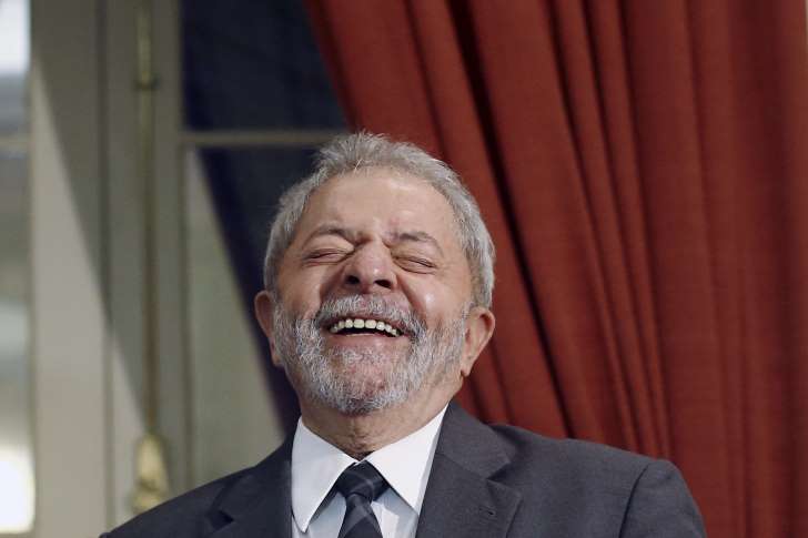 Flávio Bolsonaro faz enquete sobre eleições de 2018 e Lula lidera