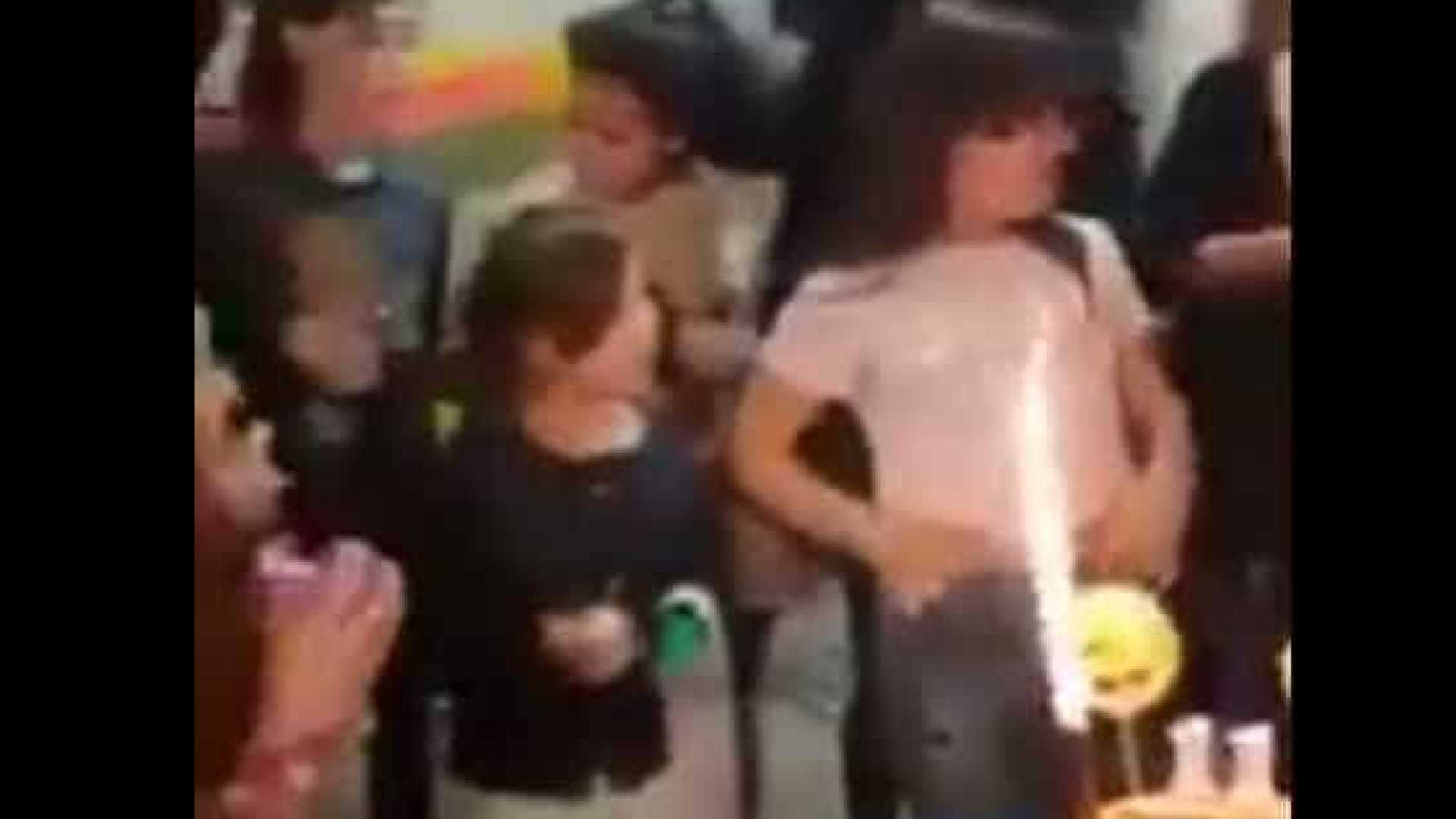 Menina pega fogo após soprar velas em aniversário