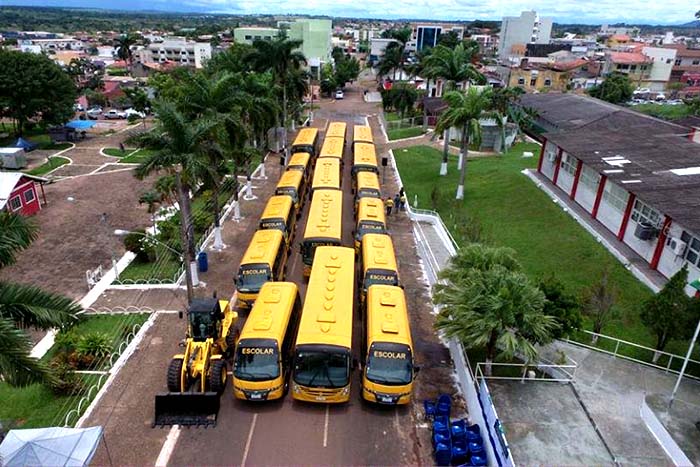 Prefeitura recebe 25 ônibus escolares do Governador Confúcio Moura