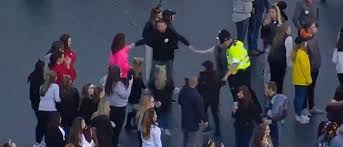 Manchester - Policial emociona ao entrar em roda de dança com crianças