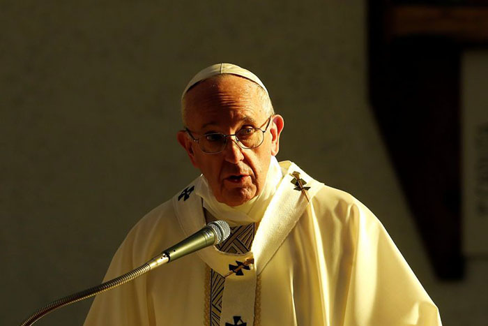 Papa condena 'ato de ódio insensato' contra coptas no Egito