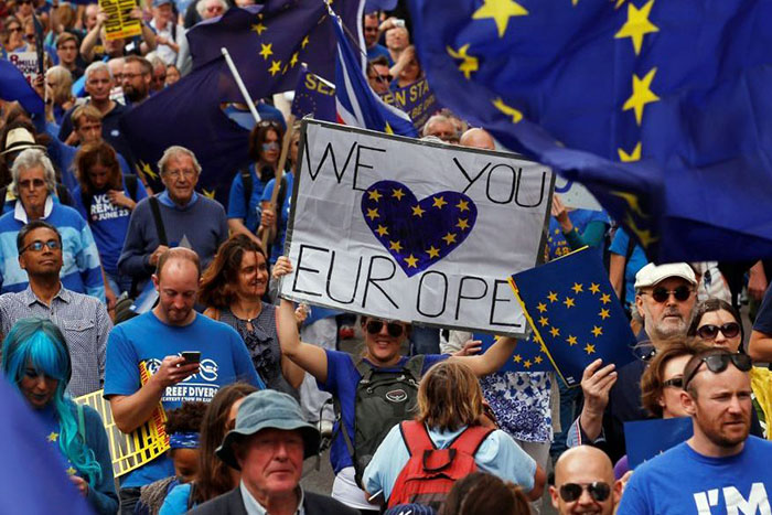Britânicos protestam contra início do 'brexit' em frente ao Parlamento