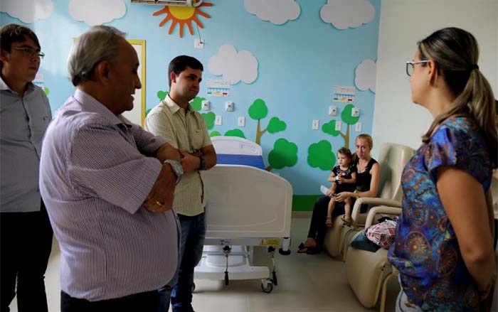 Prefeito e empresário João Gonçalves recepcionam os primeiros atendimentos no novo hospital