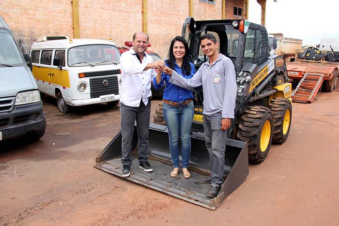 Prefeita Glaucione entrega mini carregadeira a Secretaria Municipal de Obras