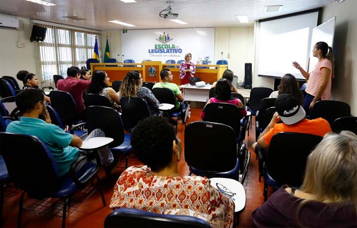 Escola do Legislativo leva cursos a cinco municípios