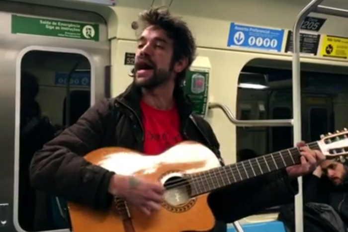 Ex-vocalista da banda Twister canta no metrô de São Paulo