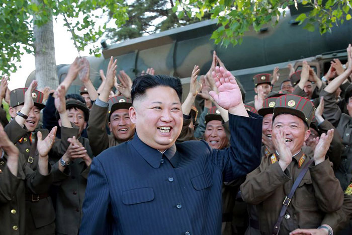Líder norte-coreano aprova fabricação em massa de míssil