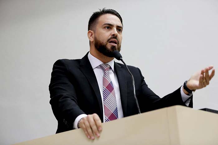 Léo Moraes repudia aumento de taxas no transporte coletivo da capital
