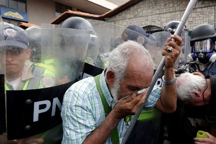 Aposentados entram em confronto com polícia na Venezuela