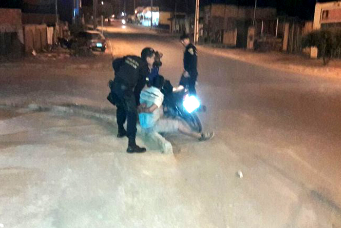 Motociclista empina na frente de policiais, cai e acaba detido