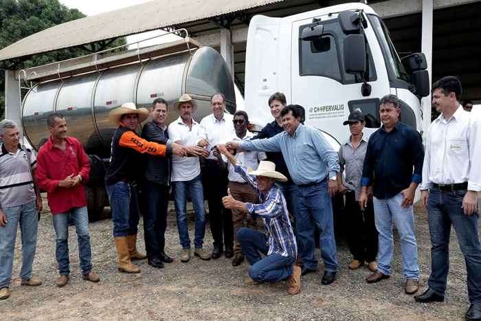 Maurão prestigia entrega de caminhão tanque de leite no distrito Izidrolândia