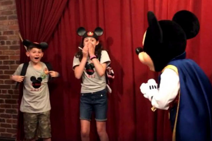 Mickey conta a crianças que elas serão adotadas e vídeo viraliza 