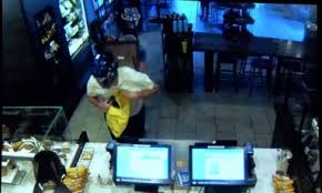 Homem impede roubo no Starbucks com cadeira e vira herói