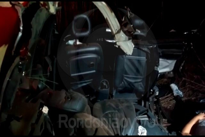 BR-364: colisão entre carro e carreta mata mulher e deixa homem ferido