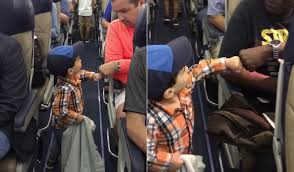 Menino de 2 anos faz sucesso ao cumprimentar passageiros