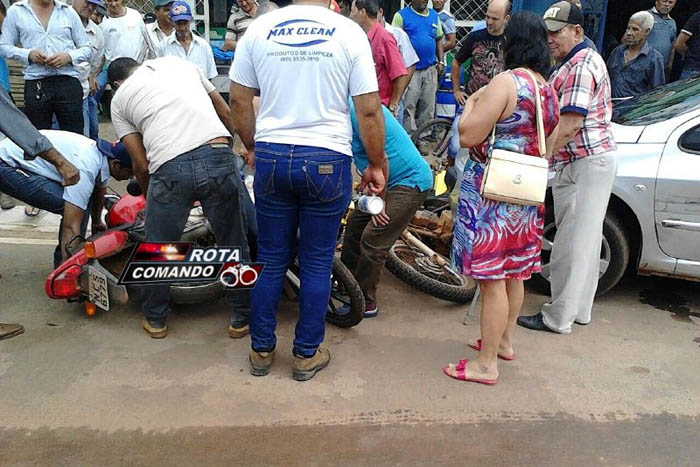  Acidente envolve dois carros e três motos em São francisco do Guaporé