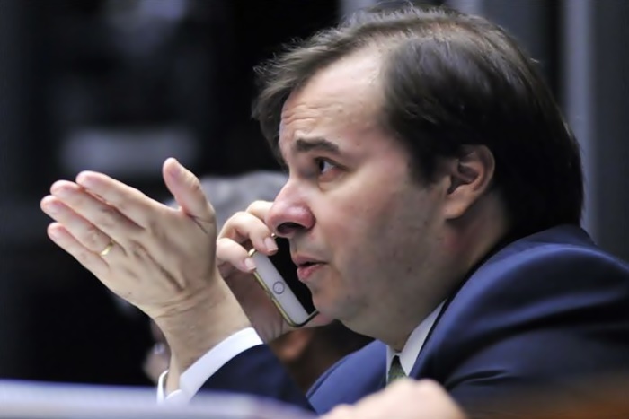 Rodrigo Maia engaveta CPI da Carne Fraca na Câmara