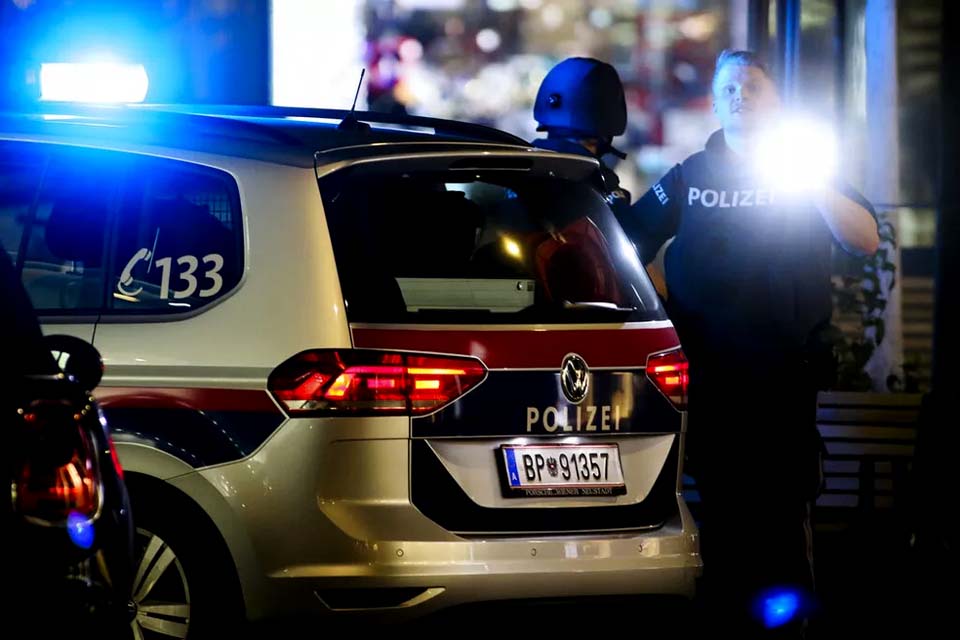 Estado Islâmico reivindica ataques em Viena; polícia prende 14 suspeitos