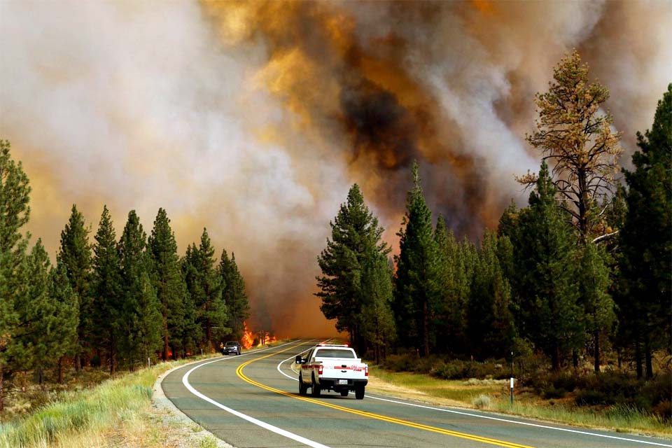 Incêndios florestais obrigam a evacuações na fronteira EUA-Canadá