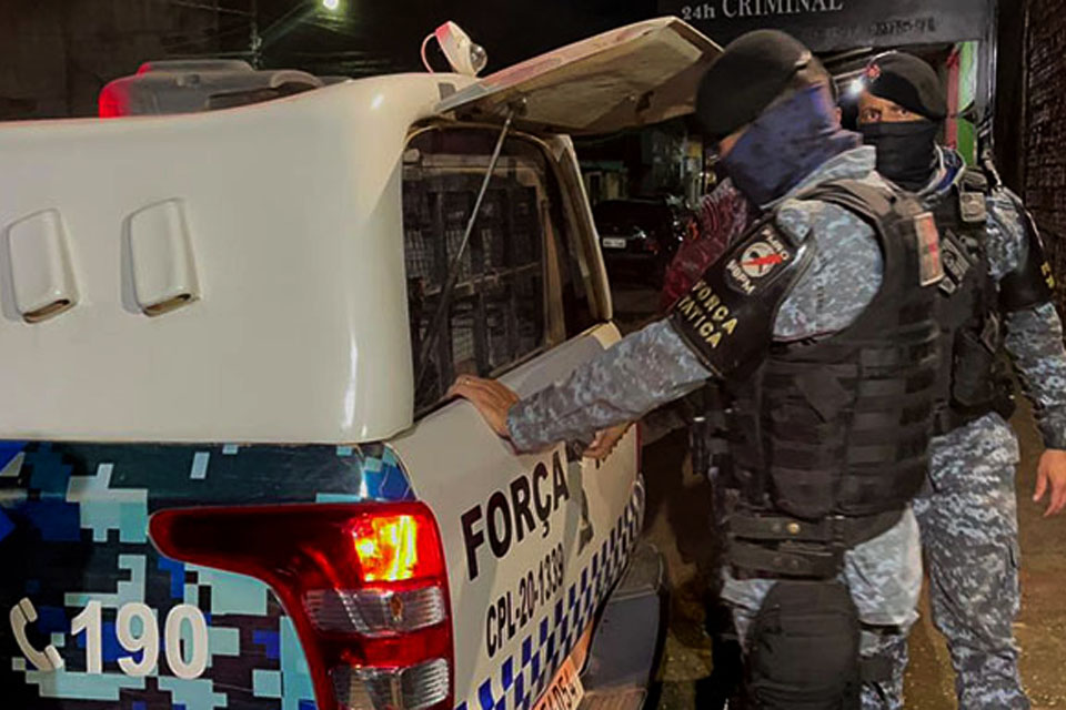 Adolescente que vendia droga a mando de comparsa é detido pela PM
