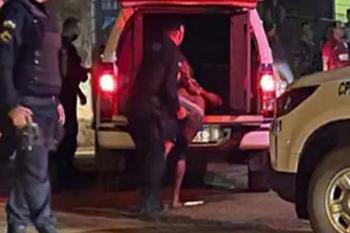 Motorista é preso após subir calçada e atropelar cliente de bar