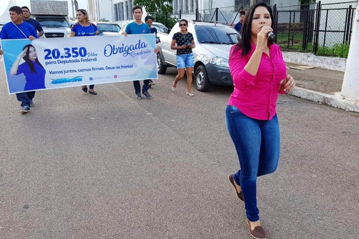  Cristiane Lopes volta às ruas para agradecer eleitores