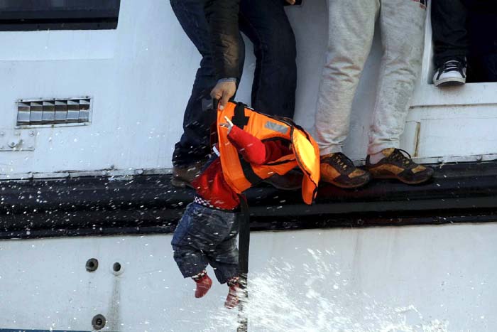 Navio brasileiro resgata refugiados sírios no Mediterrâneo