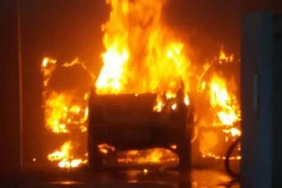 Mulher tem carro incendiado por homem armado em Porto Velho