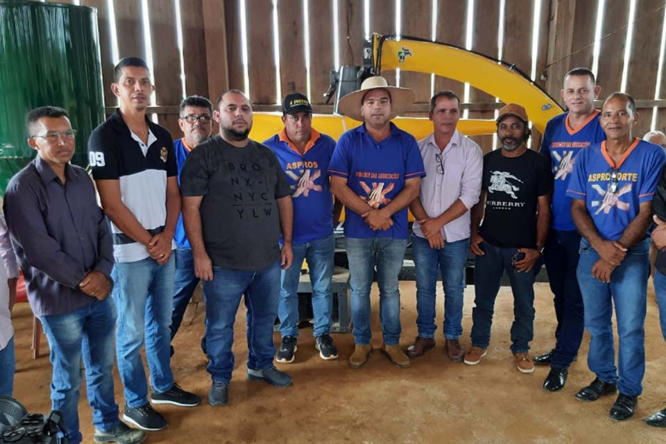 Produtores da Aspro Norte em Buritis recebem implementos agrícolas adquiridos com emenda do presidente da ALE-RO