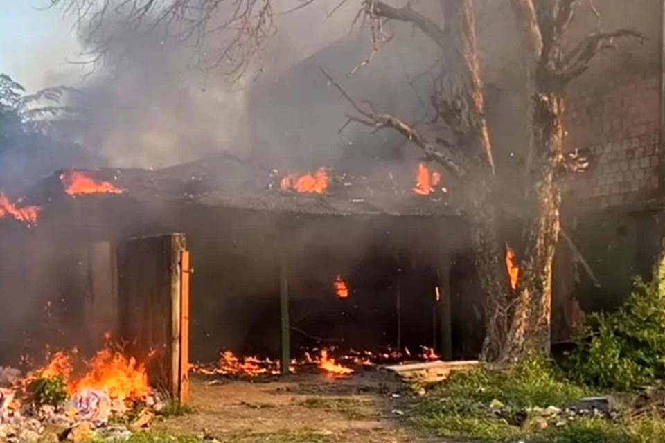 Casa usada por usuários de drogas é incendiada em Porto Velho