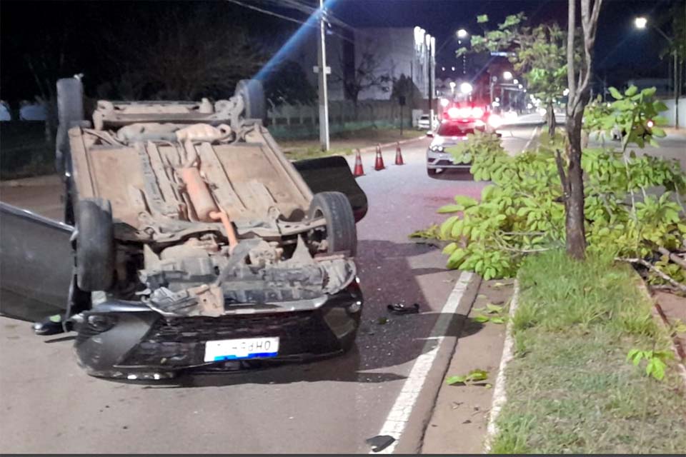 Motorista perde controle e capota várias vezes na Avenida Lauro Sodré