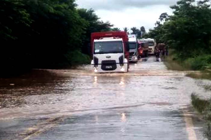 Cheia do Rio Jamari isola município e pode complicar acesso a outras três cidades
