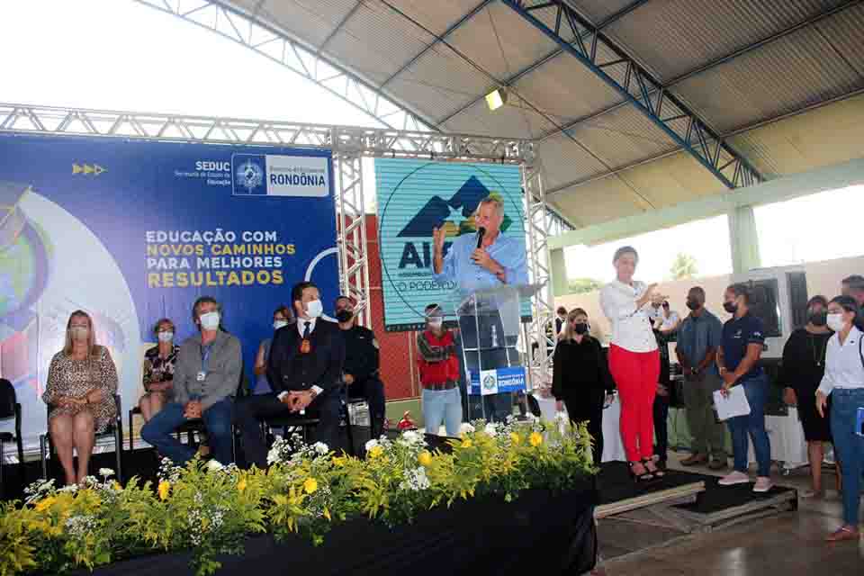 Adelino Follador participa da abertura oficial do ano letivo da rede estadual