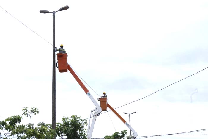 Prefeitura revitaliza iluminação em três avenidas da capital, totalizando 15 Km de extensão