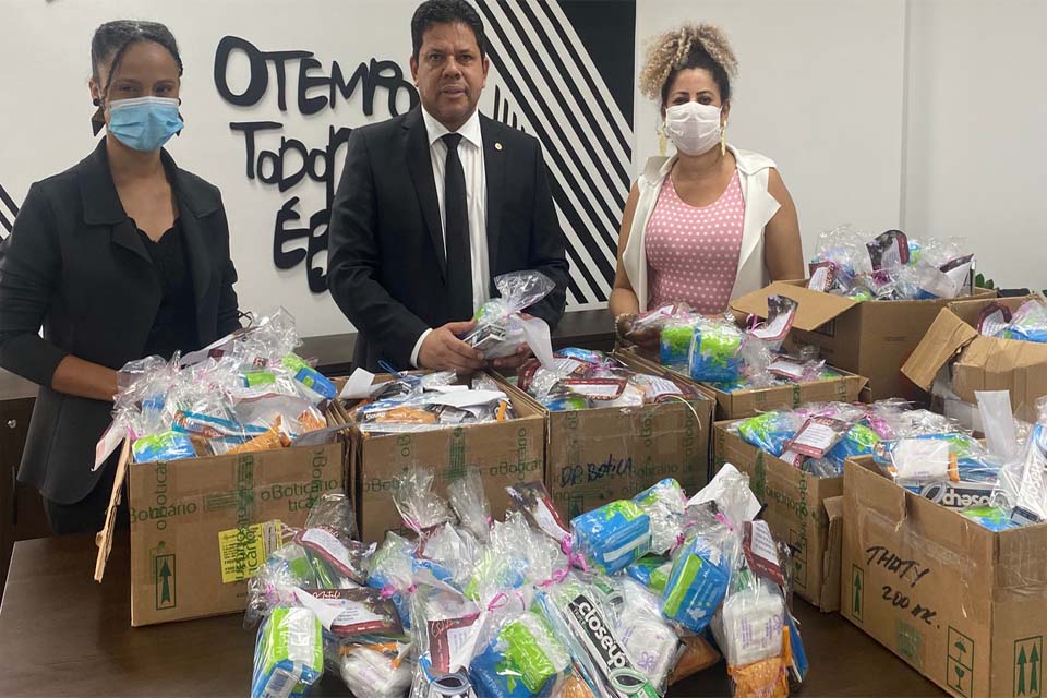 Deputado Jair Montes entrega kits de higiene pessoal para mulheres em vulnerabilidade