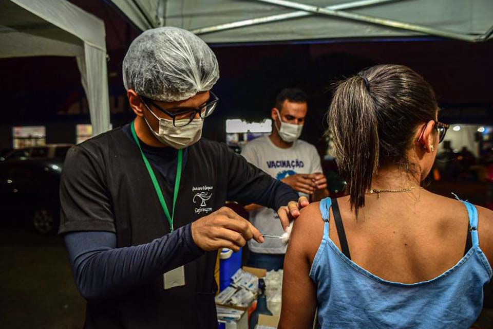 População participa de ação com vacinação e testes rápidos no Feirão