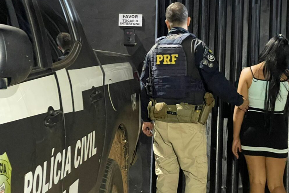 PRF prendem passageira de táxi com várias porções de cocaína