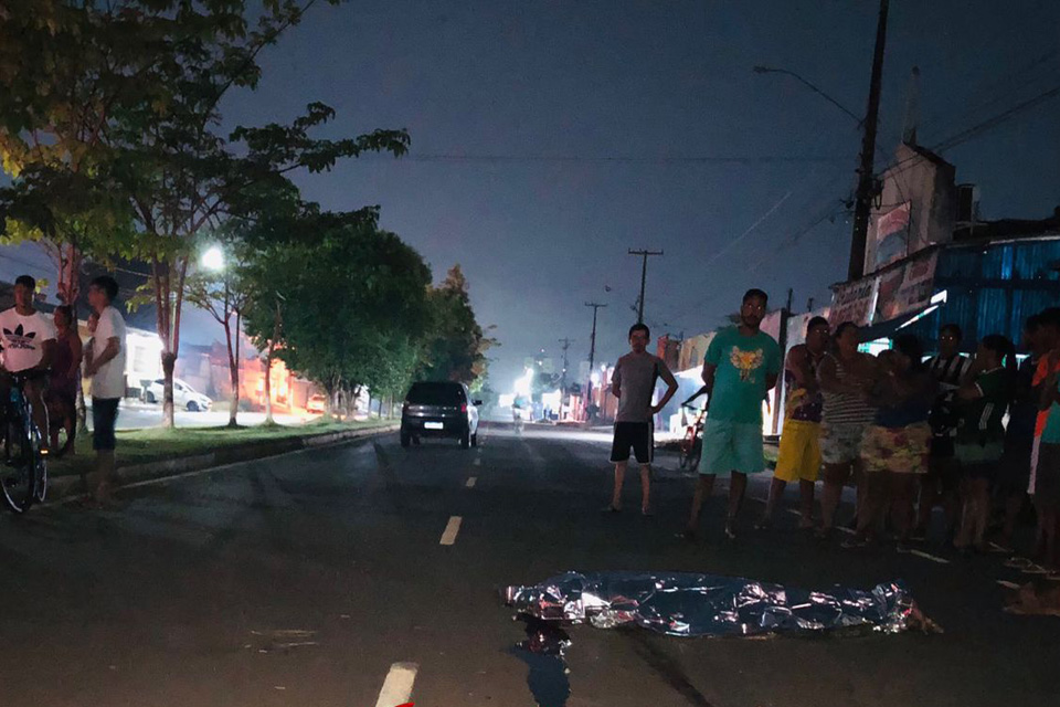 Homem morre atropelado por carro na Avenida Imigrantes no bairro Aponiã