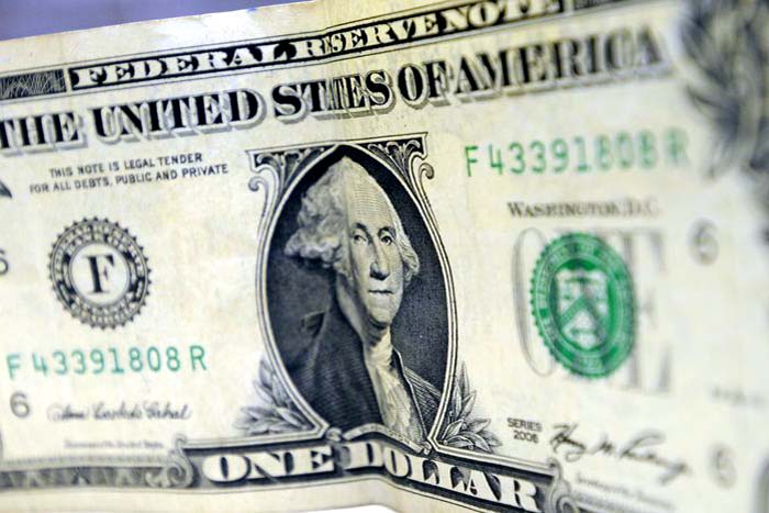 Após seis altas consecutivas, dólar fecha com queda de 1,76%