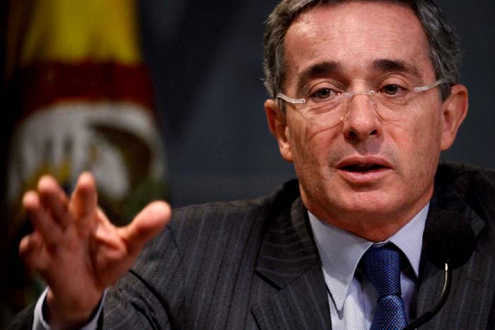 Ex-presidente da Colômbia Álvaro Uribe desiste de renunciar ao Senado