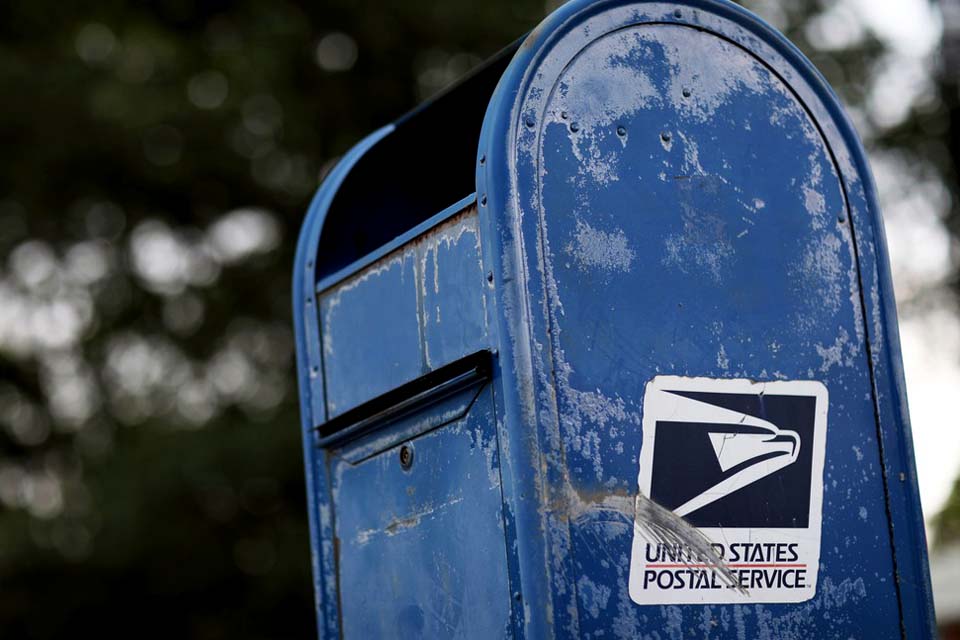 Serviço postal dos EUA interrompe mudanças até depois das eleições; medidas poderiam atrasar contagem de votos